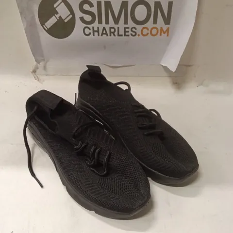BLACK KNIT TRAINERS SIZE UK3