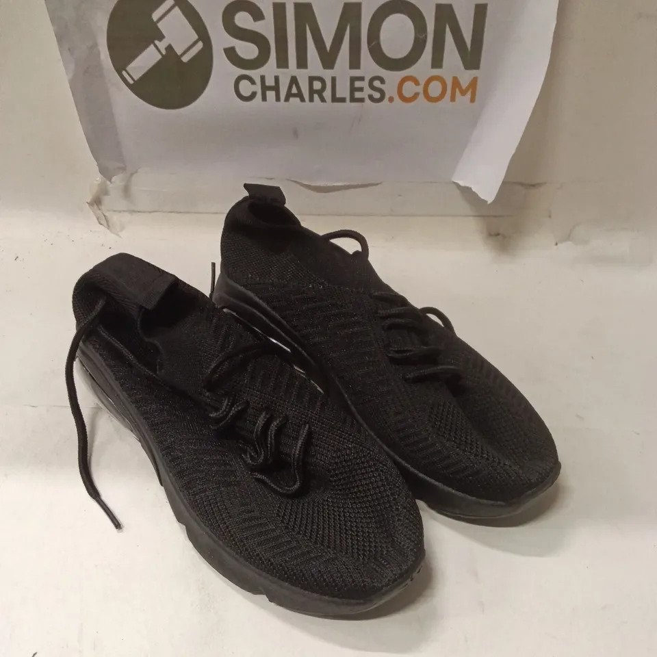 BLACK KNIT TRAINERS SIZE UK3