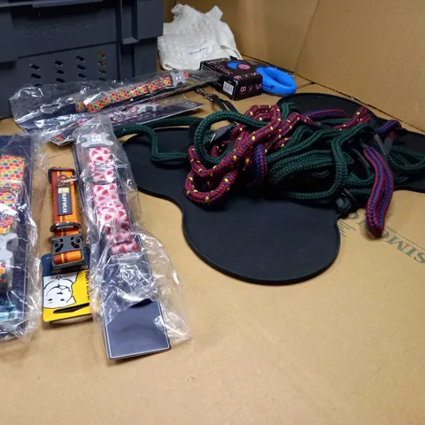 LOT OF APPROX 10 ASSORTED HOUSEHOLD/PET RELATED ITEMS TO INCLUDE: DOG LEADS, DOG COLLAR, DOG DISH MAT