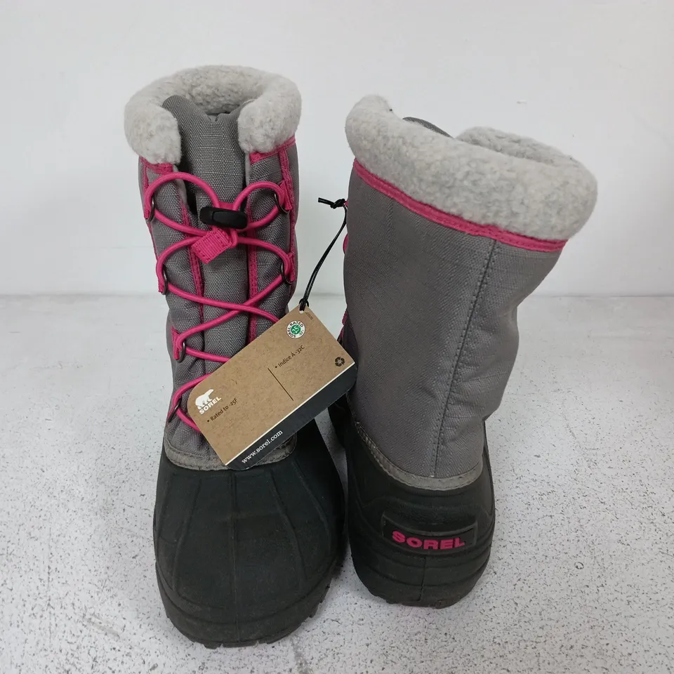 BOXED PAIR OF SOREL YOUTH CUMBERLAND 2 BOOTS IN LIGHT GREY/PINK - UK 5.5