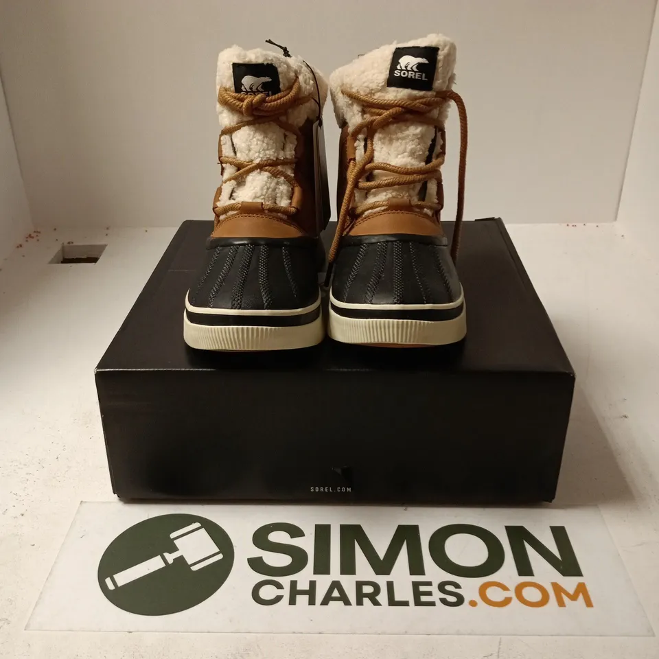 BOXED PAIR OF SOREL OUT N ABOUT IV CHILL WP BOOTS IN BROWN/BLACK - UK 7