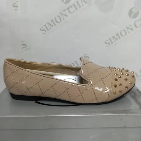 BOXED CASANDRA NUDE PATCH LOW SHOE SPIKES - SIZE 5