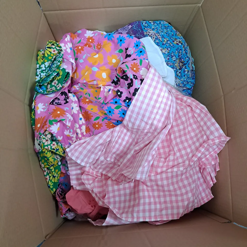 LARGE BOX OF APPROXIMATELY 25 ASSORTED CLOTHING ITEMS 