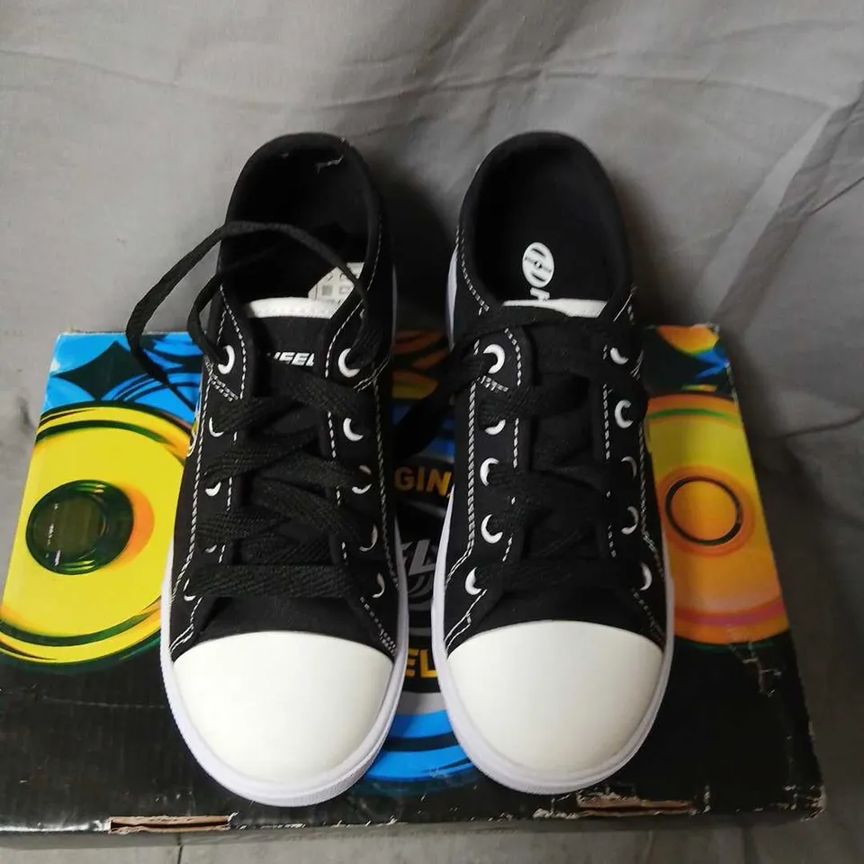HEELYS THE ORIGINAL WHEELED SHOE – BLACK/WHITE (US YOUTH 2) UK 1 