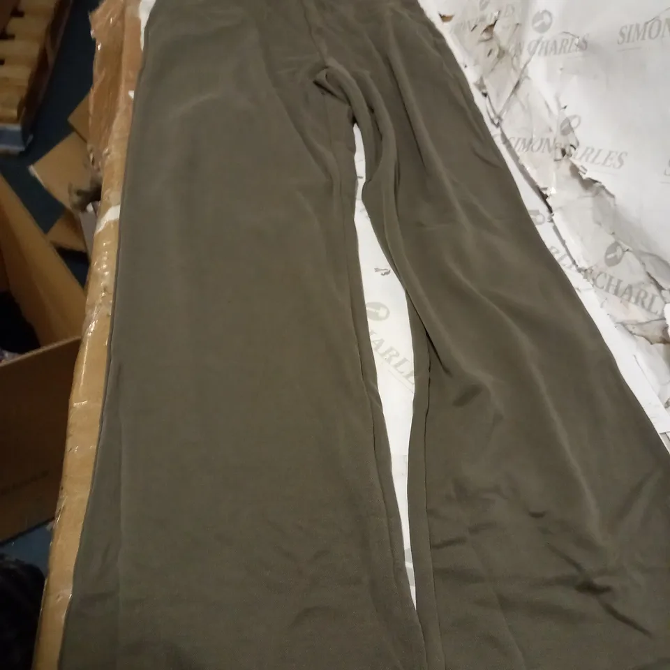 LOT OF APPROXIMATELY 5 ASSORTED CLOTHING ITEMS