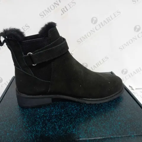BOXED BLACK EMU AUSTRALIA LOW BOOTS - UK SIZE 5
