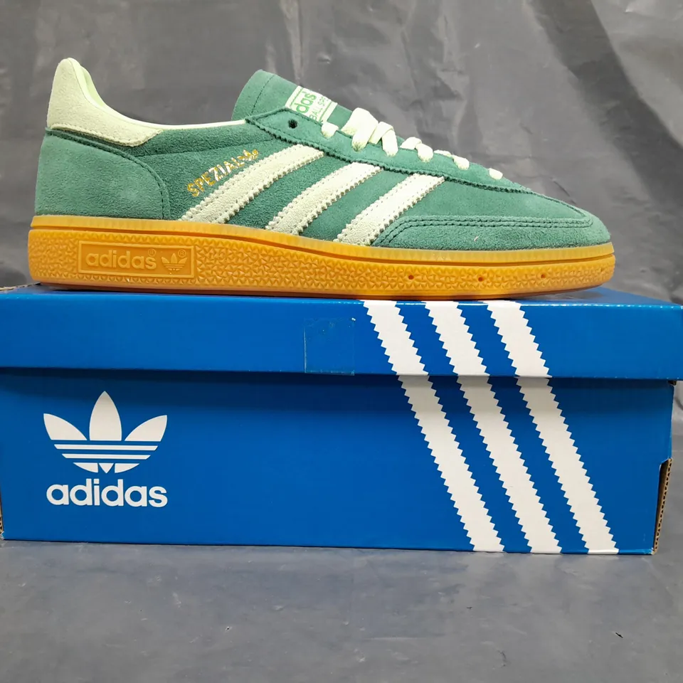 BOXED PAIR OF ADIDAS HANDBALL SPEZIAL WOMEN'S SHOES IN GREEN SIZE 5.5