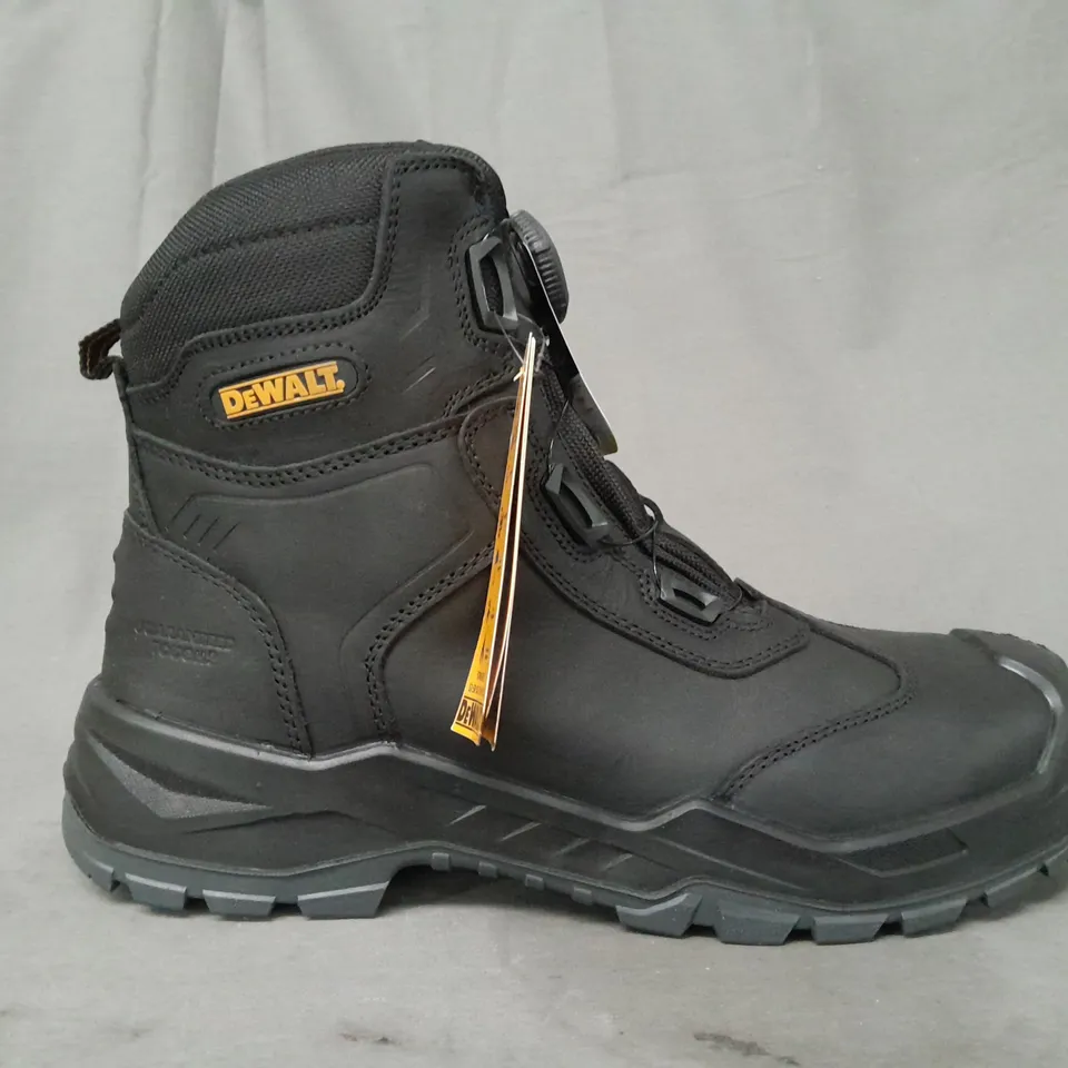 BOXED PAIR OF DEWALT STEEL TOE ANKLE BOOTS IN BLACK UK SIZE 10