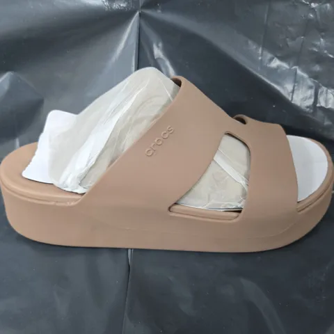 BOXED PAIR OF CROCS HETAWAY PLATFORM H-STRAP CLOGS IN BROWN - UK 7