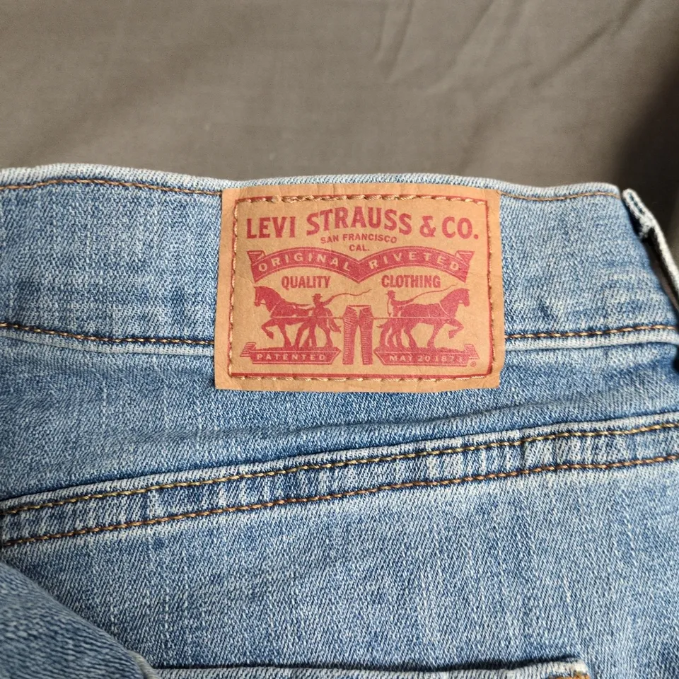 LEVI'S JEANS – LIGHT WASH DENIM WITH FLORAL EMBROIDERY CLASSIC BOOTCUT SIZE 10