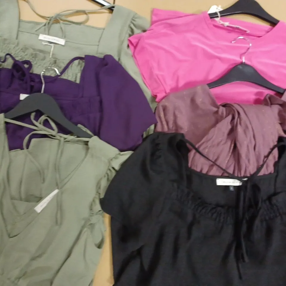BOX OF APPROX 6 ASSORTED ITEMS OF MAISON DE NIMES CLOTHING IN VARIOUS SIZES AND STYLES