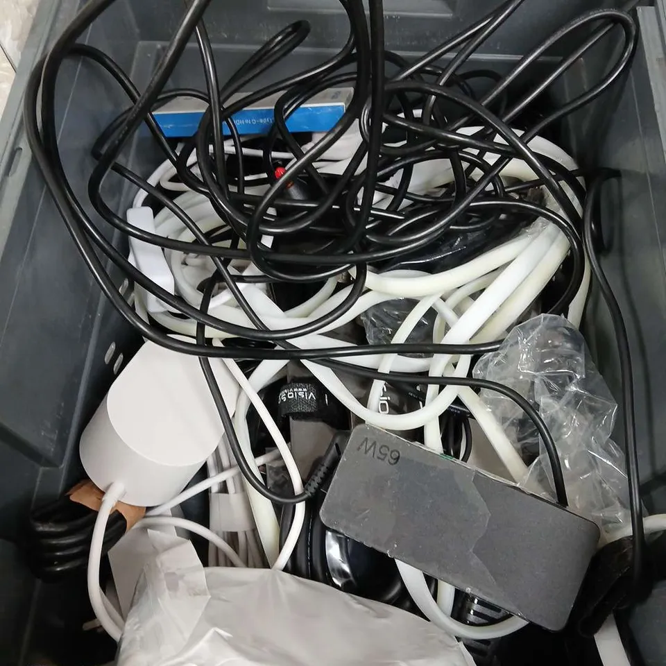 TOTE OF APPROXIMATELY 15 ELECTRICAL ITEMS TO INCLUDE - BT MINI HUB - POWER CABLES - SKY MINI BOX