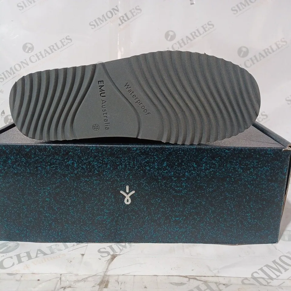 BOXED PAIR OF EMU ALL WEATHER GRAVELLY WATERPROOF SHEEPSKIN BOOTS IN GREY SIZE 7