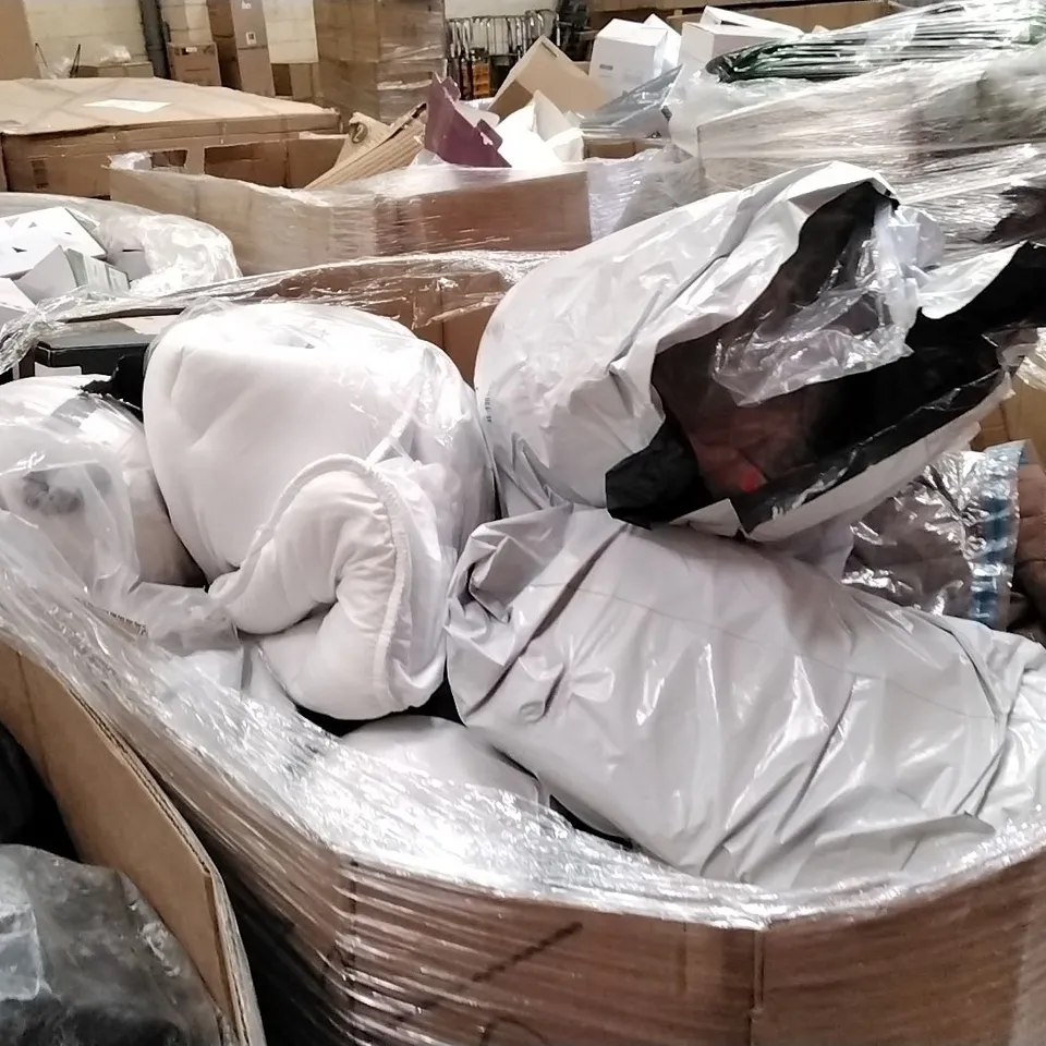 PALLET TO CONTAIN A LARGE QUANTITY OF BEDROOM AND SITTING SUPPORT PRODUCTS TO INCLUDE; CUSHIONS, PILLOWS FITTED SHEETS ETC