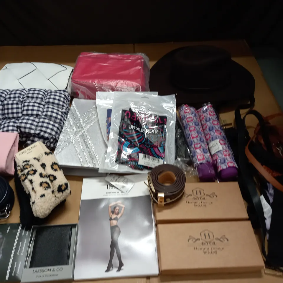 LOT OF APPROXIMATELY 20 ASSORTED CLOTHING ACCESSORIES TO INCLUDE BAGS, SOCKS AND HATS