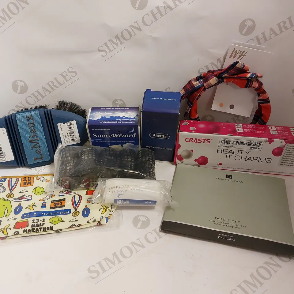 BOX OF APPROX 20 COSMETIC ITEMS TO INCLUDE SNOREWIZARD, KISSTTA TOOTHBRUSH CHARGER, COSMETIC BAGS