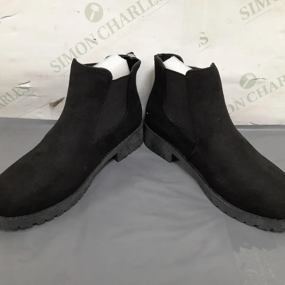 BOXED PAIR OF DESIGNER SHOES IN BLACK EU SIZE 38