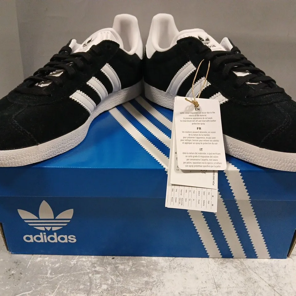 BOXED PAIR OF ADIDAS GAZELLE SHOES IN BLACK/WHITE SIZE UK 5.5
