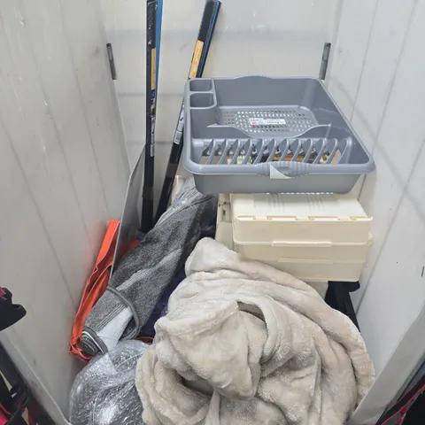 CAGE OF APPROXIMATELY 20 ASSORTED HOUSEHOLD ITEMS TO INCLUDE - WALLPAPER, DRAINAGE RACK, AND FLOOR RUG ETC.  - COLLECTION ONLY 