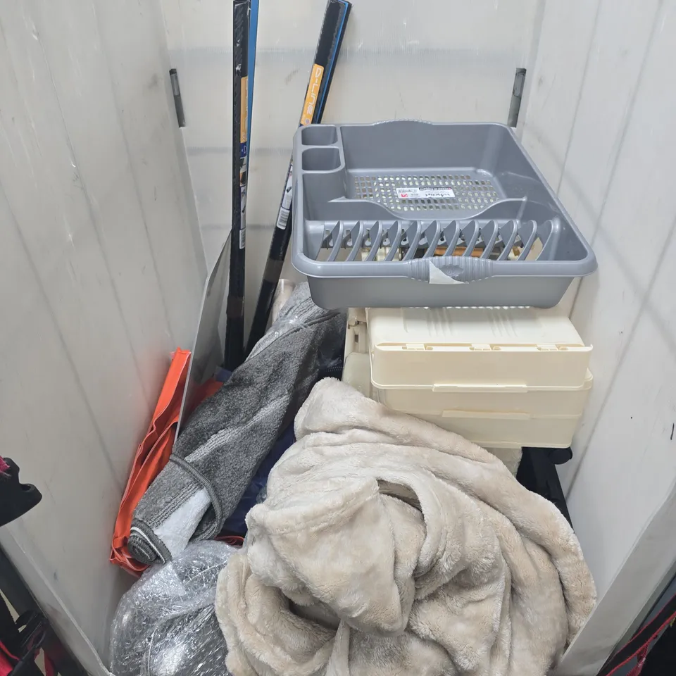 CAGE OF APPROXIMATELY 20 ASSORTED HOUSEHOLD ITEMS TO INCLUDE - WALLPAPER, DRAINAGE RACK, AND FLOOR RUG ETC.  - COLLECTION ONLY 