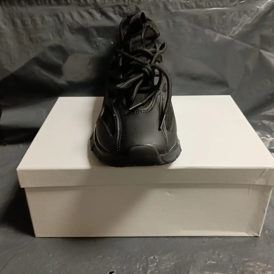 BOXED PAIR OF CONZURI TRAINERS IN BLACK SIZE 7