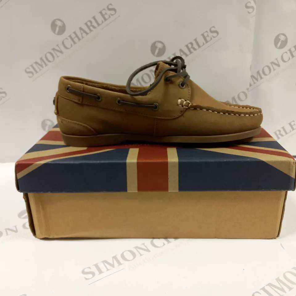 BOXED PAIR OF CHATHAM WILLOW DARK TAN SHOES UK SIZE 5 