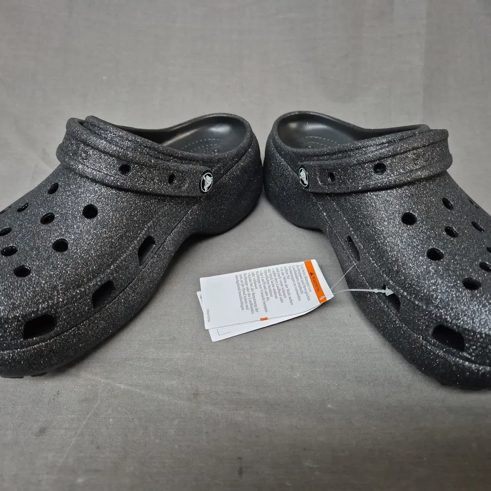 PAIR OF CROCS CLASSIC PLATFORM GLITTER CLOGS IN GUNMETAL UK SIZE 8