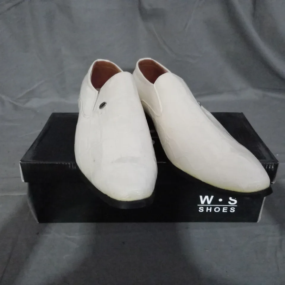 APPROXIMATELY 10 BOXED PAIR OF LOAFERS IN VARIOUS SIZES 