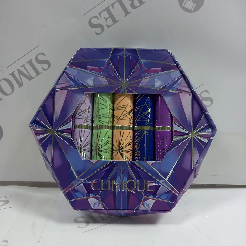 CLINIQUE PLENTY OF POP LIPSTICK: MAKEUP GIFT SET