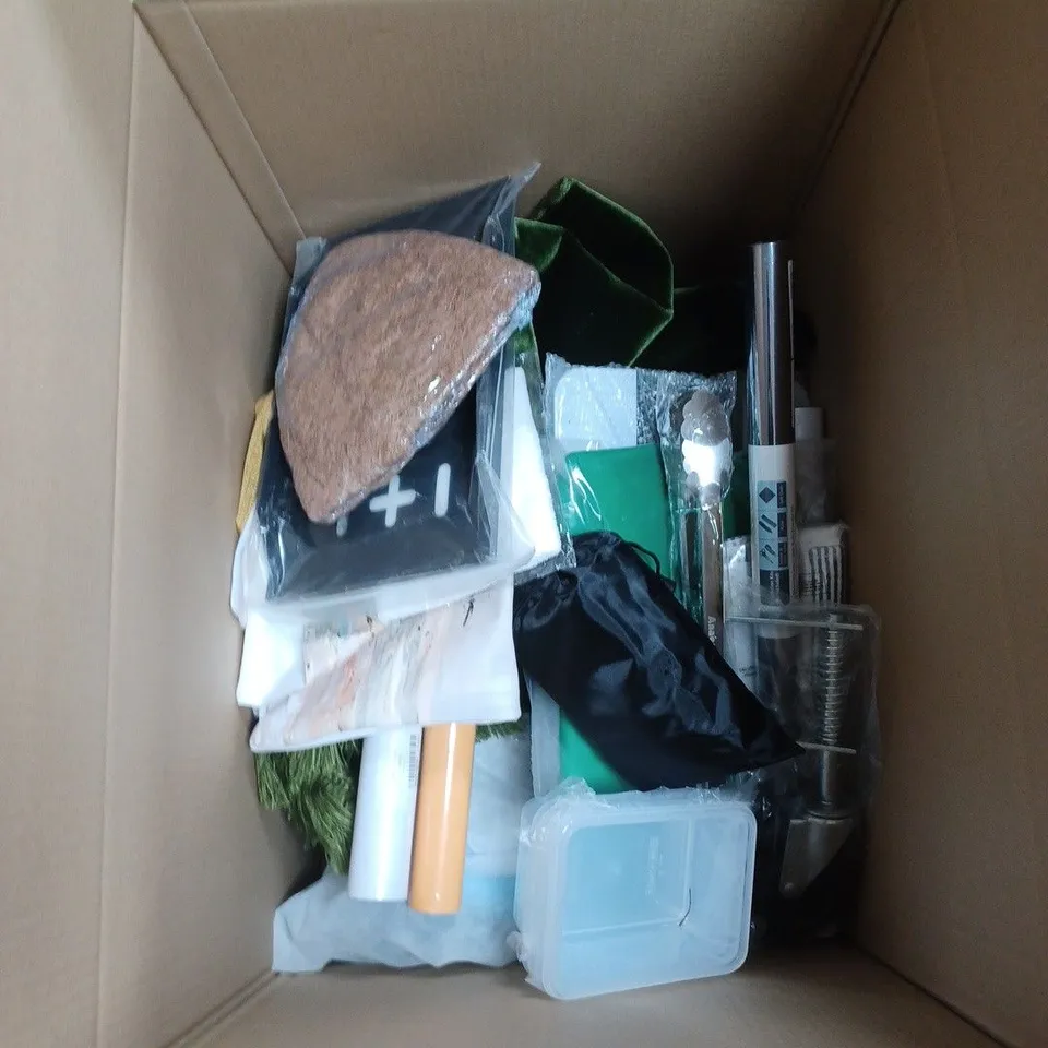 APPROXIMATELY 20 ASSORTED HOUSEHOLD ITEMS TO INCLUDE BEDDING, WALLPAPER AND A BACKPACK