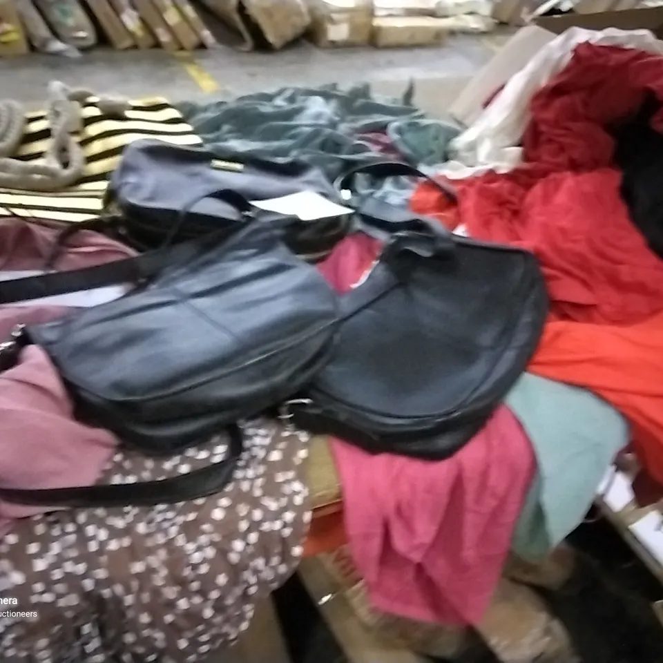 BOX IF APP15 ASSORTED ITEMS OF CLOTHING & HANDBAGS