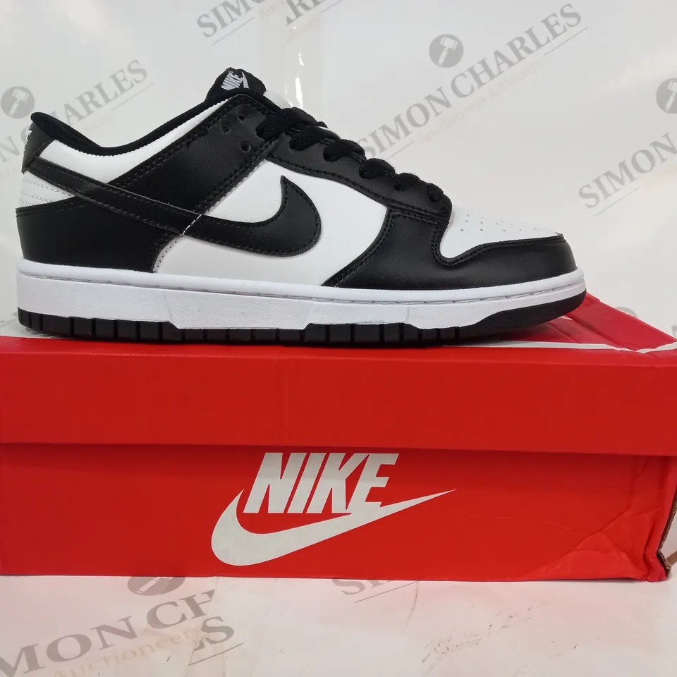 BOXED PAIR OF NIKE SB DUNK LOW TRAINERS IN BLACK/WHITE UK SIZE 6