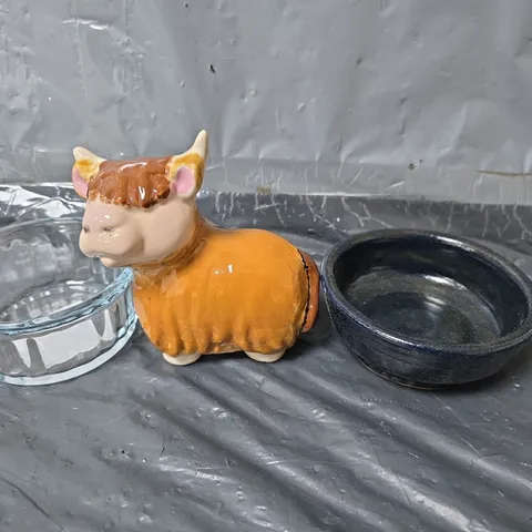 APPROXIMATELY 5 ASSORTED ITEMS TO INCLUDE - GLASS RAMAKIN , HIGHLAND COW ETC 