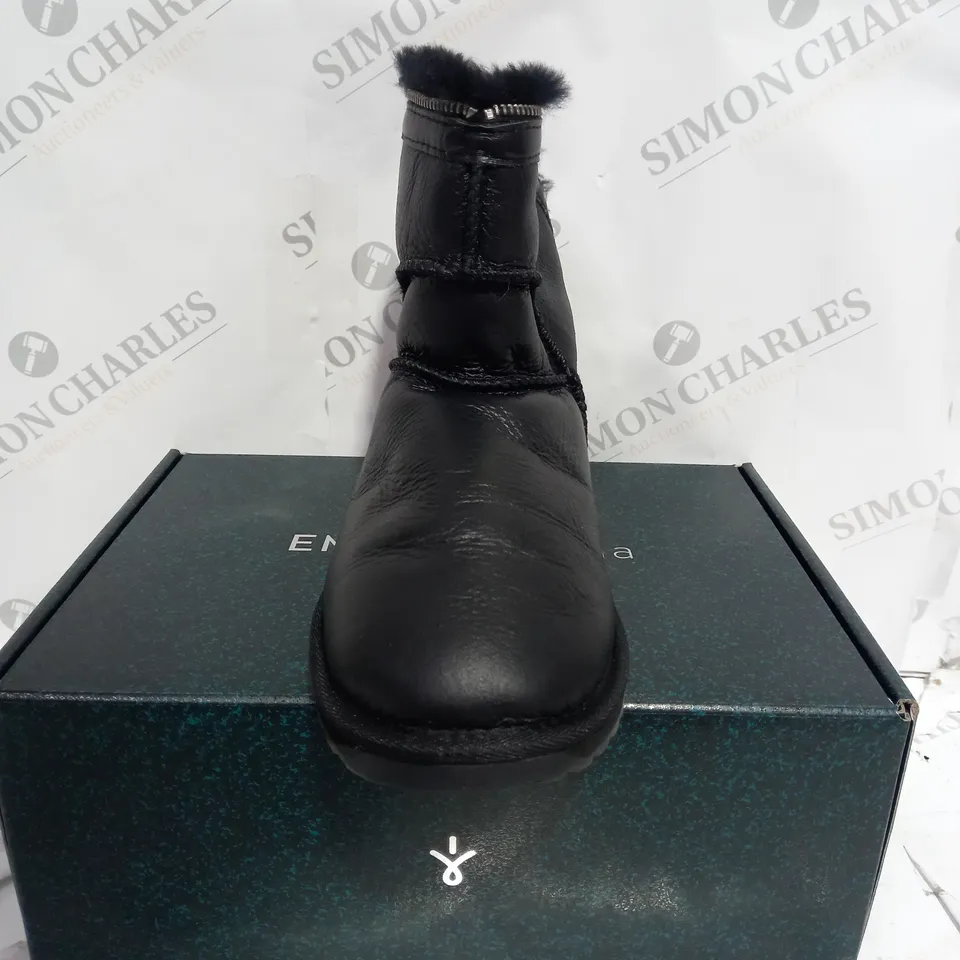 EMU AUSTRALIA BARWIN ZIP IN BLACK/NOIR SIZE 6