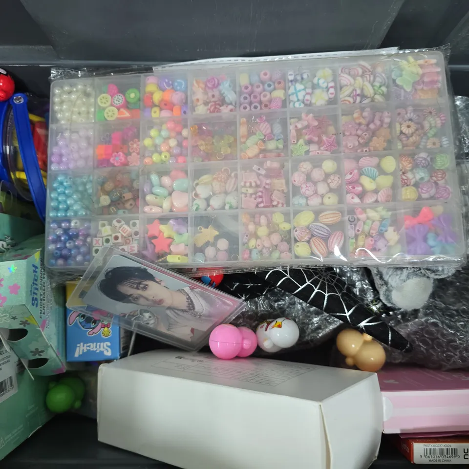 APPROXIMATELY 15 ASSORTED TOYS & GAMES PRODUCTS TO INCLUDE LILO & STITCH UNO CARD GAME,SPOOKY SCENTED LIP BALMS, BEROL COLOUR FINE PENS, ETC