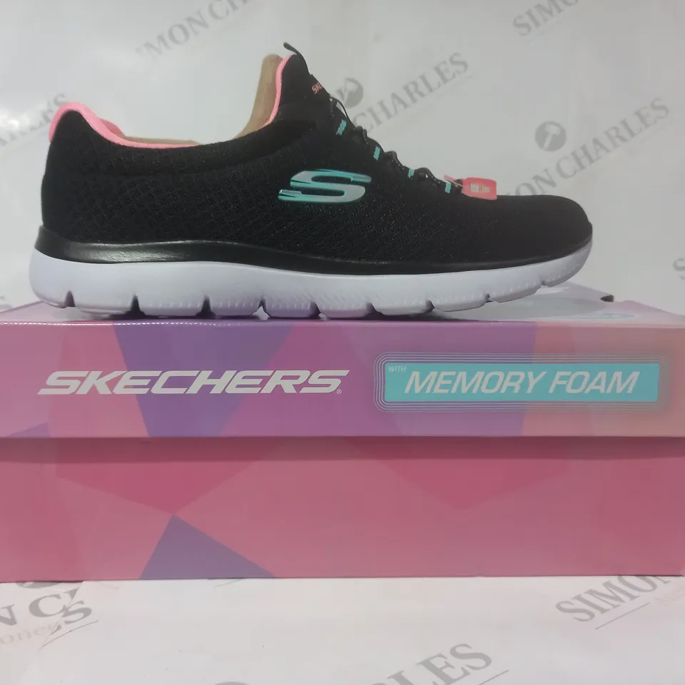 BOXED PAIR OF SKECHERS TRAINERS IN BLACK/CYAN/PINK SIZE 6