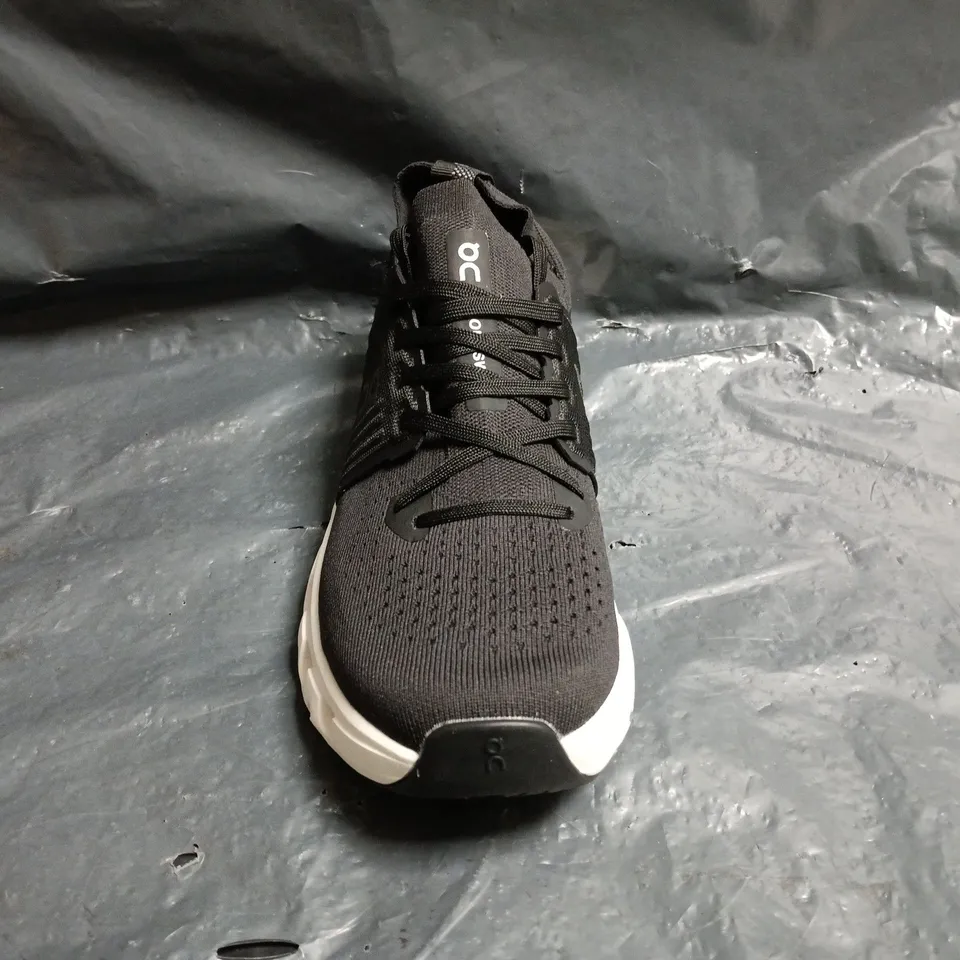 PAIR OF ON CLOUDSWIFT TRAINERS IN BLACK SIZE UNSPECIFIED
