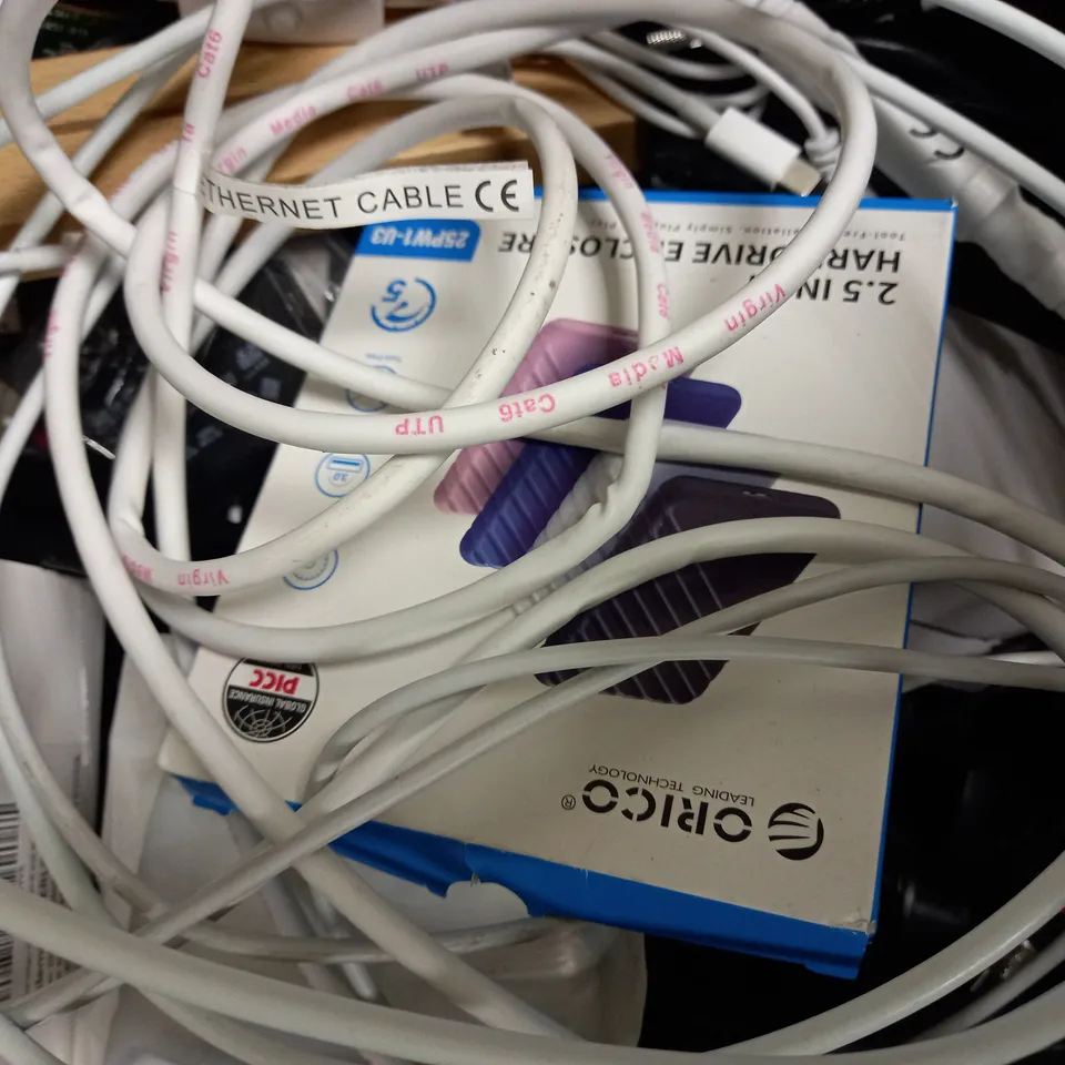 LOT OF APPROXIMATELY 10 ASSORTED ELECTRICAL ITEMS, TO INCLUDE MOUSE, USB DOCK, AC ADAPTER, ETC