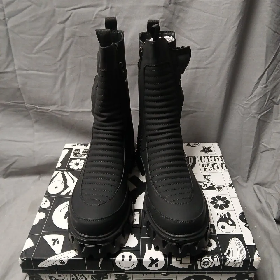 BOXED PAIR OF KOI VADER MEN'S PADDED CROFT BOOTS IN BLACK SIZE UK 8