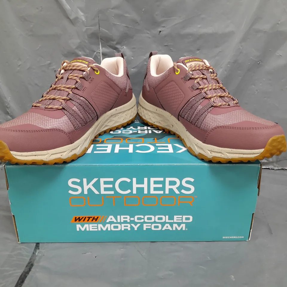 BOXED PAIR OF SKECHERS OUTDOOR MEMORY FOAM TRAINERS IN MAUVE SIZE 7