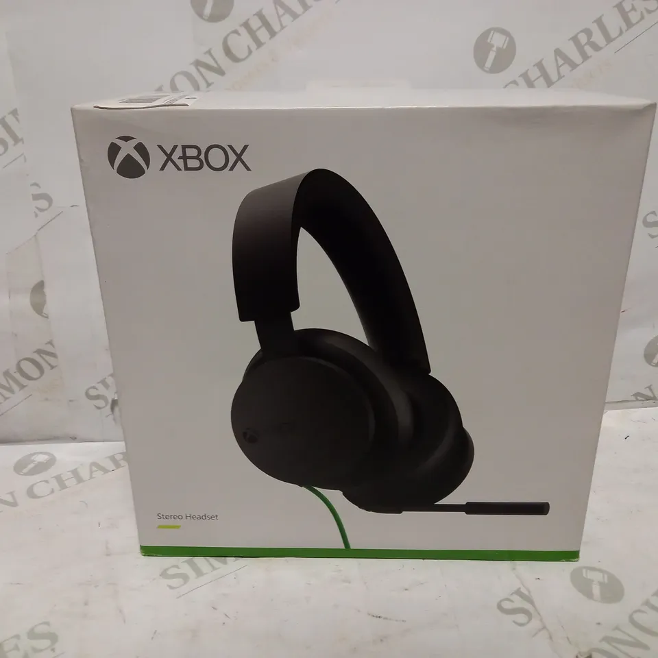 BOX OF APPROXIMATELY 10 ELECTRICAL ITEMS TO INCLUDE HEADSETS, SPEAKER STANDS, WI-FI EXTENDERS, ETC