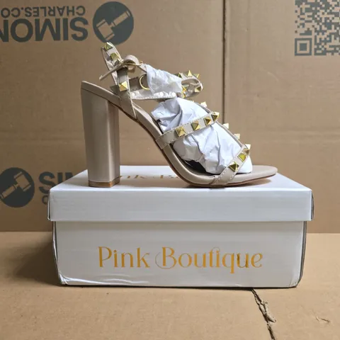 BOXED PAIR OF PINK BOUTIQUE OPEN TOE BLOCK HEEL SANDALS IN NUDE W. GOLD TONE STUDS SIZE UK 4