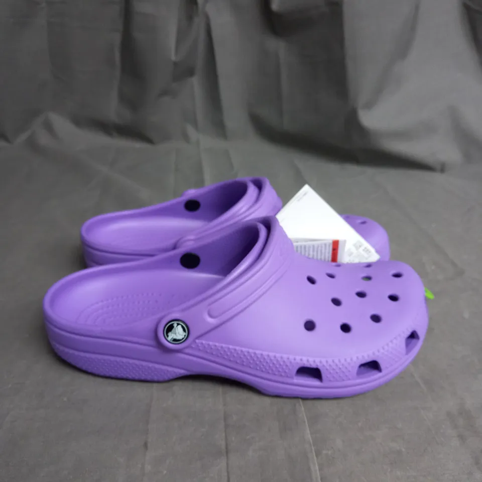 BOXED CROCS CLASSIC CLOG SANDAL - UNISEX SIZE M7/W8