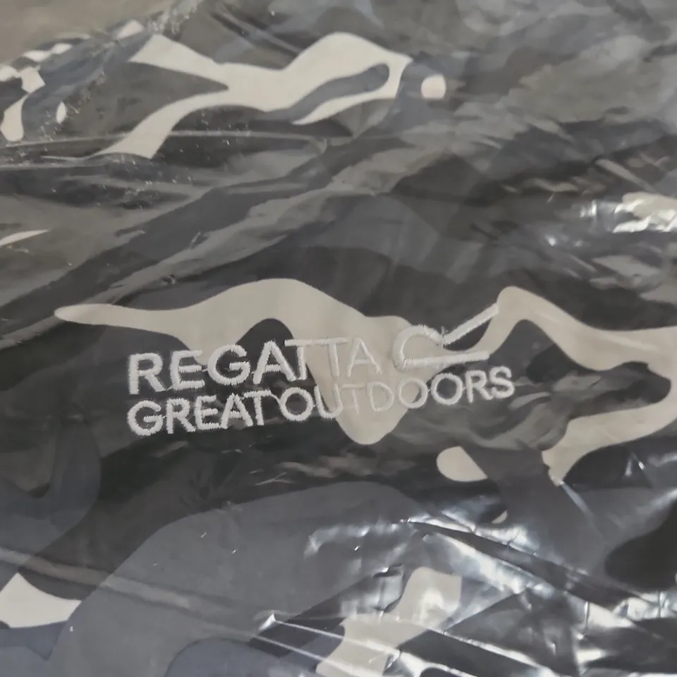 BAGGED REGATTA GREAT OUTDOORS KIDS CHANGING ROBE – BLACK CAMOUFLAGE, UK 3–5 YRS (HEIGHT 98–110 CM)