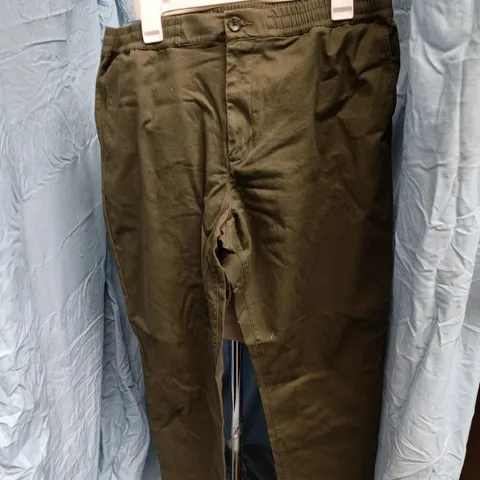 BOX OF APPROXIMATELY 12 X EVERYDAY PANT  – GREEN -  SIZE L 