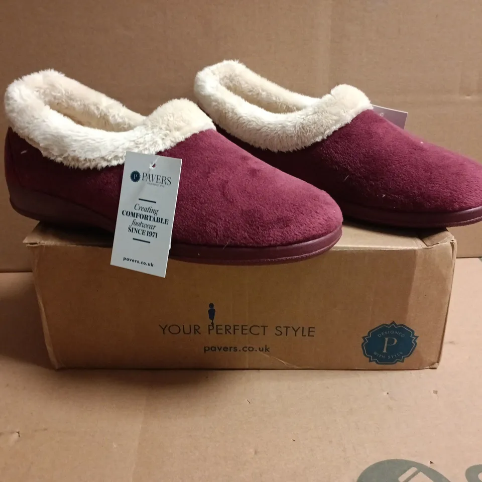 BOXED PAIR OF PAVERS SLIPPERS IN BURGUNDY SIZE 5