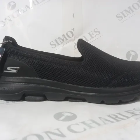 BOXED PAIR OF SKECHERS GO WALK 5 SLIP-ON SHOES IN BLACK UK SIZE 7