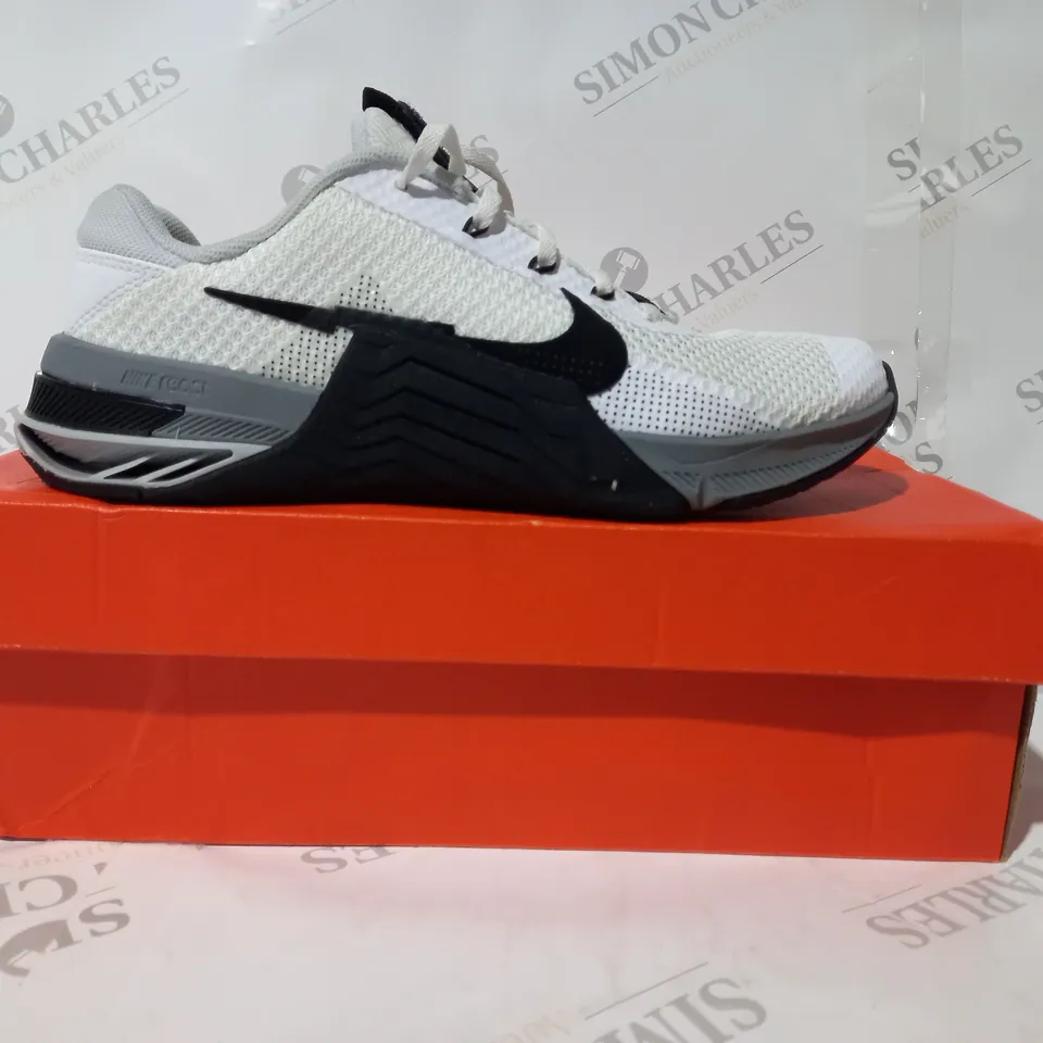 BOXED PAIR OF NIKE METCON 7 SHOES IN WHITE/BLACK/GREY UK SIZE 7