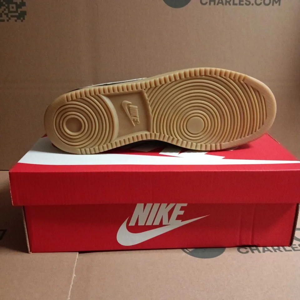 NIKE DUNK LOW TRAINERS – BLACK/WHITE, GUM SOLE SIZE 8