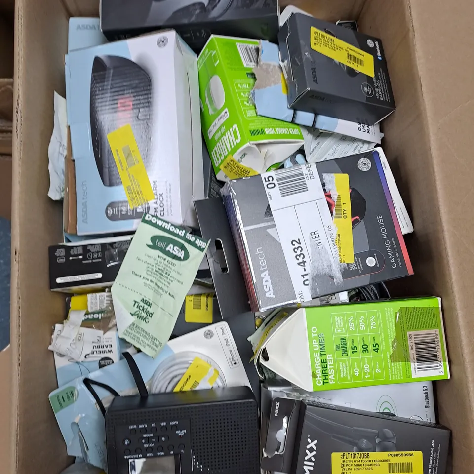 BOX OF APPROXIMATELY 25 HOUSEHOLD ELECTRICAL ITEMS TO INCLUDE EARPHONES, RADIOS, CHARGERS ETC 